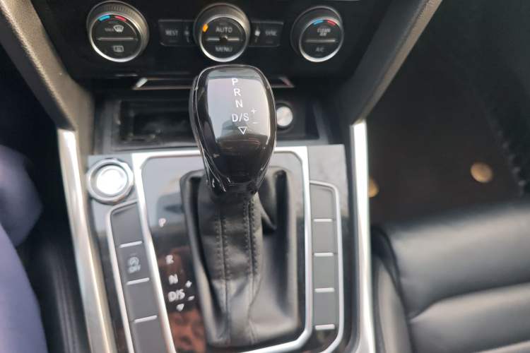 Used Volkswagen Magotan 2019 330TSI DSG Luxury Version China VI Standard Gear Lever