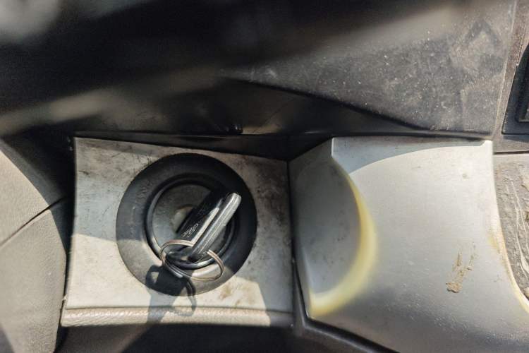 Used Jinbei Hiace 2018 2.0L Fifth-Generation Box Truck Standard Roof 2 Seats 4G21C