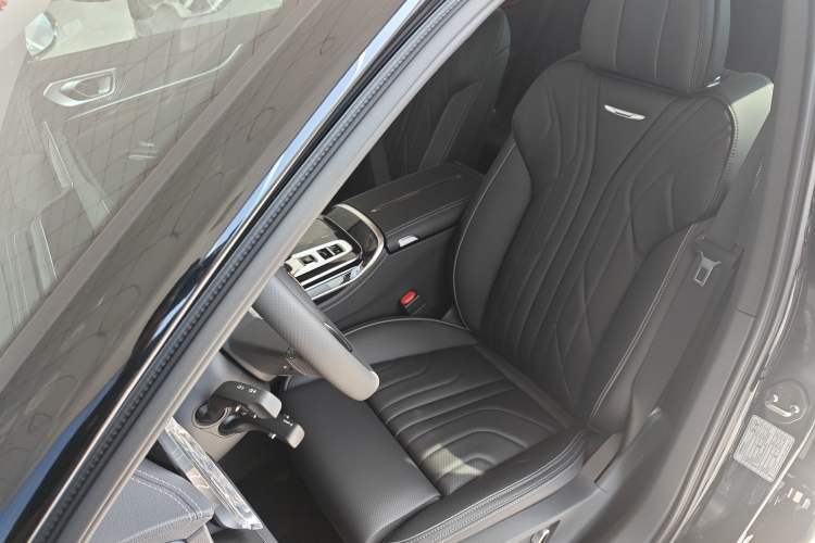 Used Hongqi H9 2025 Model Facelifted 2.0T Two-Wheel Drive Flag-Style Luxury Business Edition, 5 Seats