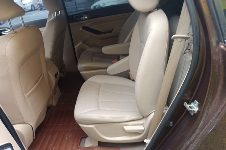 Used Baojun 730 2014 1.5L manual Comfort version 7 seats
