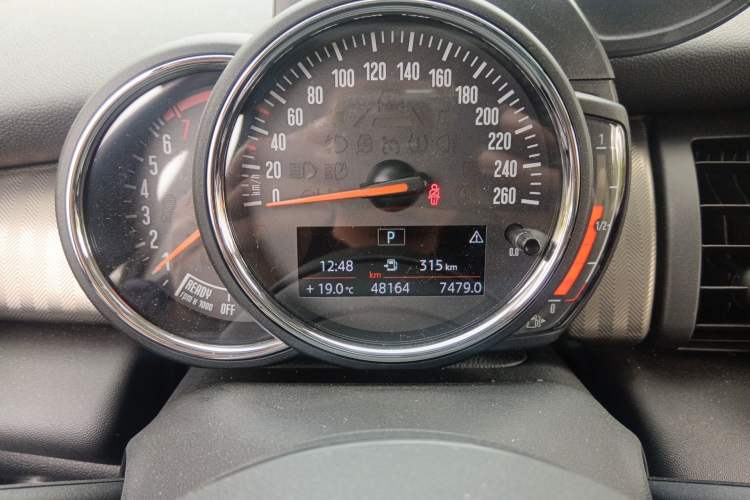Used MINI 2016 1.5T COOPER Performance Edition Odometer Close Up