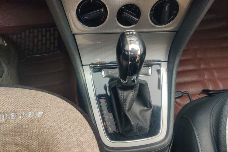 Used Volkswagen Gran Lavida 2013 1.4 TSI Automatic Comfort Model Gear Lever