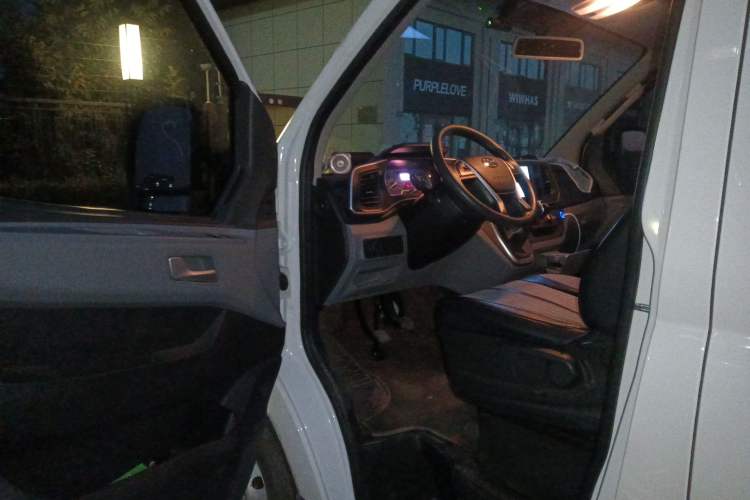 Used SAIC MAXUS Xintu V80 2025 Value Edition Aoyuntong 2.0T Manual Short Wheelbase Mid-Height 127 Ps 5/6 Seats
