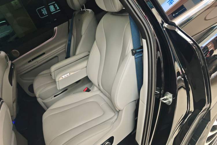 Used Hima AITO M9 2024 Range-Extended Ultra Version 42 kWh 6-Seater Model Left Rear Seat