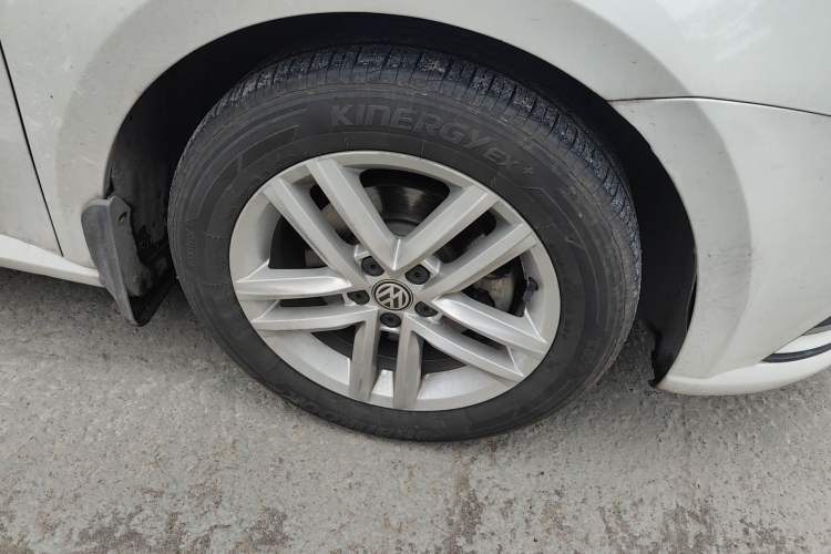 Used Volkswagen Gran Lavida 2015 1.6L Automatic Comfort Edition Right Front Wheel Hub