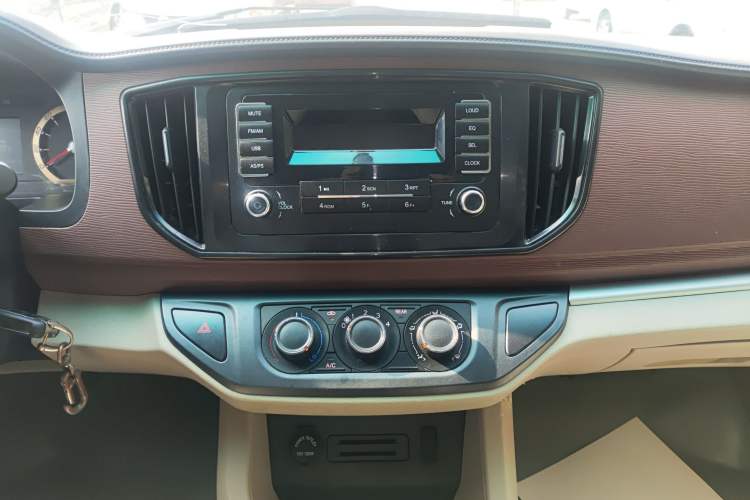 Used FORTHING Lingzhi 2018 M5 1.6L 7-Seater Comfort Model Audio And AC Panel