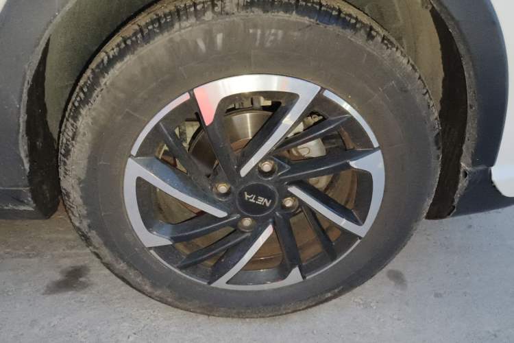 Used NETA V 2021 Long-Range Entertainment Edition Upgrade Model Right Front Wheel Hub