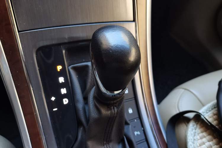 Used Roewe 950 2015 1.8T Elite Edition Gear Lever