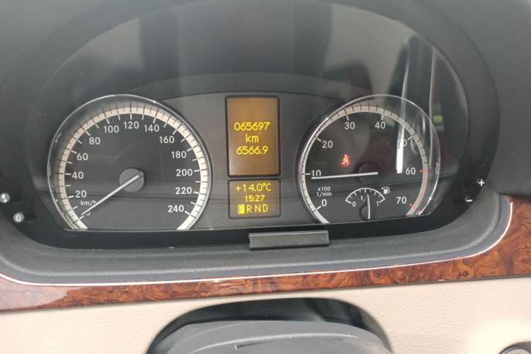 Used Mercedes-Benz Viano 2014 3.5L Premier Edition Odometer Close Up