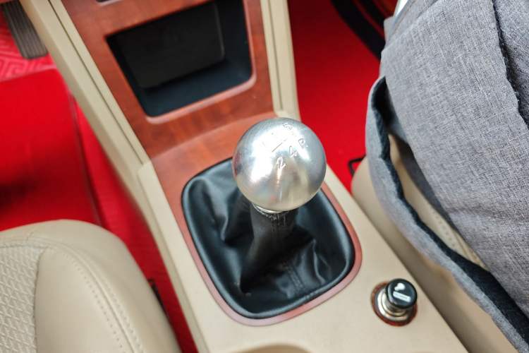 Used Roewe 350 2014 1.5L Manual Swift Edition Gear Lever