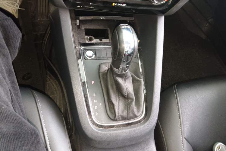 Used Volkswagen Sagitar 2017 230TSI Automatic Comfort Version Gear Lever