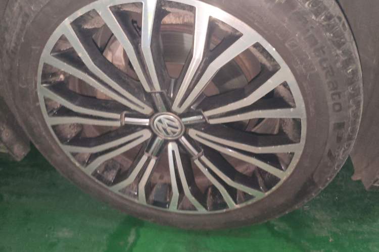 Used Volkswagen Phideon 2018 Revised Version 380TSI Two-Wheel Drive Business Edition Right Front Wheel Hub