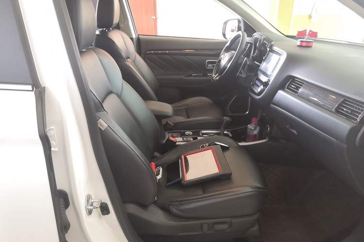 Used Mitsubishi Outlander 2019 2.4L 4x4 Zhi Xiang Edition 5 Seats China VI Standard
