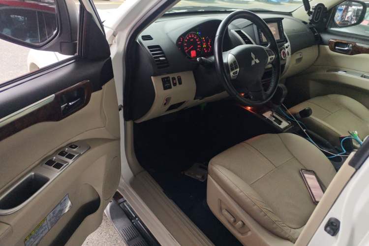 Used Mitsubishi Pajero Sport 2013 3.0L Automatic 4x4 Flagship Edition Driver Seat