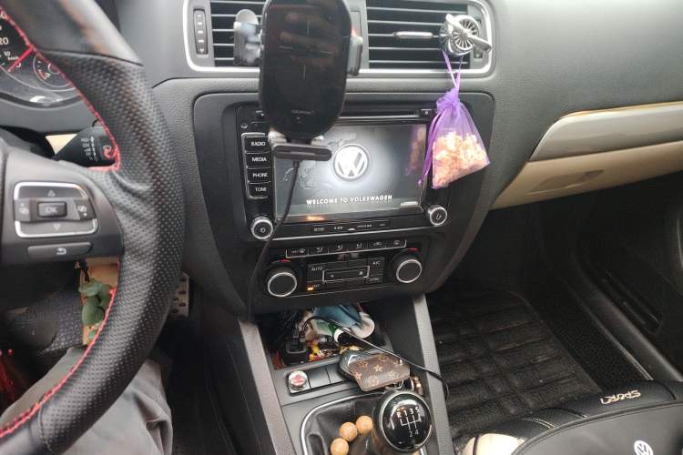 Used Volkswagen Sagitar 2012 1.4TSI Manual Luxury Model Audio And AC Panel