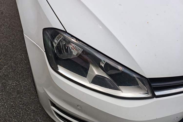 Used Volkswagen Golf 2017 230TSI Automatic Comfort Edition – Celebrating Milestone of One Million Units Right Front Headlight