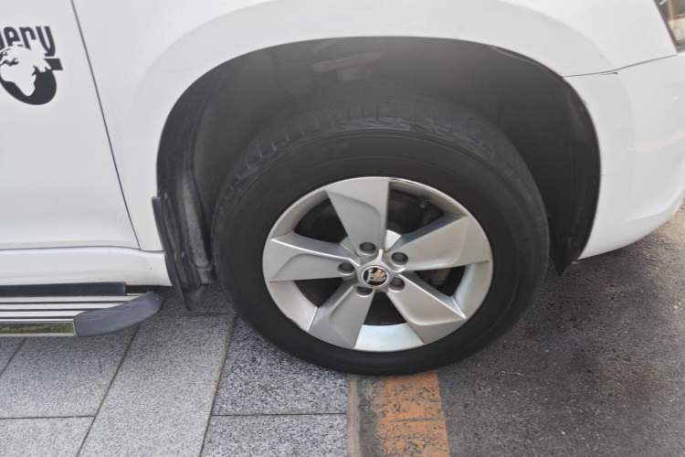 Used Skoda Yeti 2016 1.6L Manual Front-Wheel-Drive Version Right Front Wheel Hub