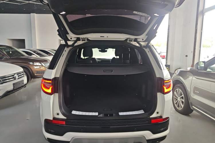 Used Land Rover Discovery Sport 2022 249 PS Metropolitan Edition 5 Seats Trunk