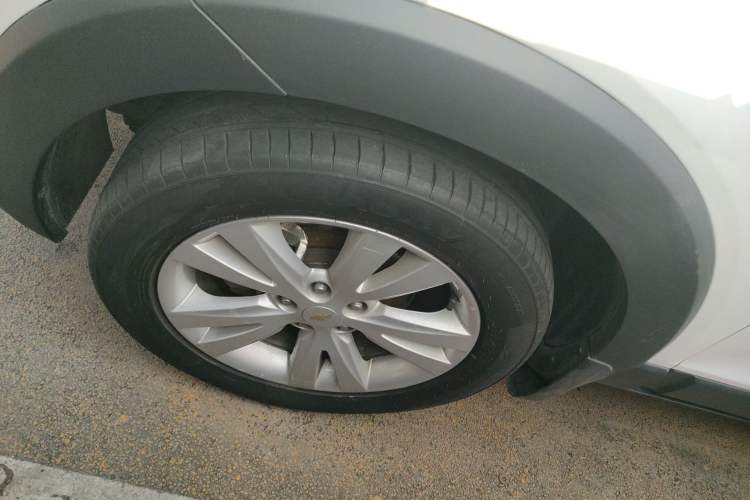 Used Chevrolet Captiva 2014 2.4L 4x4 Flagship Edition 7 Seats Left Front Wheel Hub