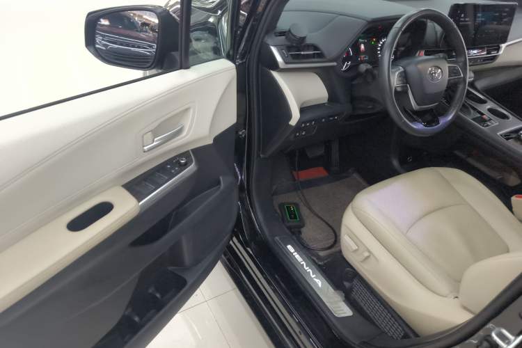 Used Toyota Sienna 2023 2.5L Hybrid Deluxe Edition
