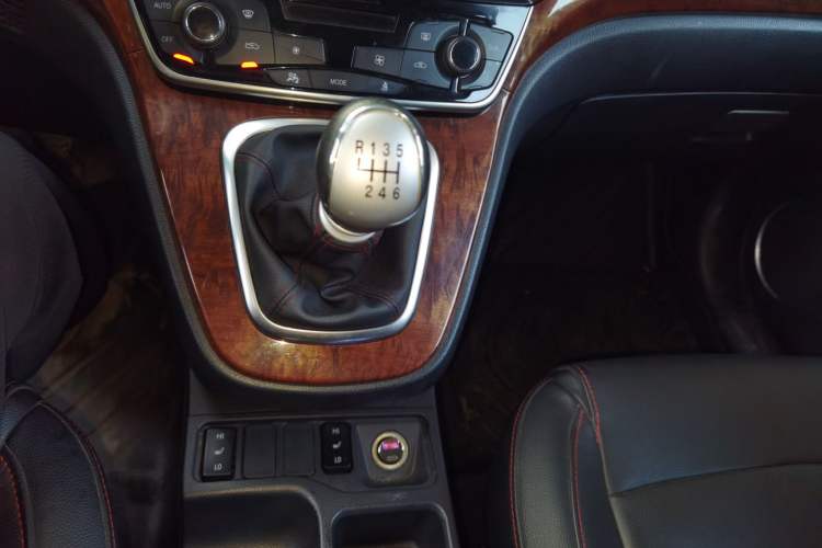Used Haval H6 2015 Revised Version Sport Edition 1.5T Manual Transmission Two-Wheel Drive Elite Grade Gear Lever