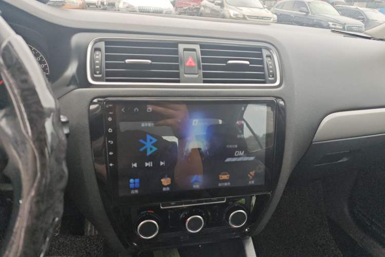 Used Volkswagen Sagitar 2014 1.6L Automatic Comfort Model Audio And AC Panel