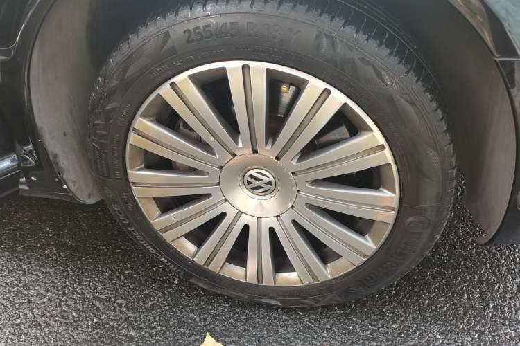 Used Volkswagen Phaeton 2009 4.2L V8 4-Seater Extended Executive Edition Right Front Wheel Hub