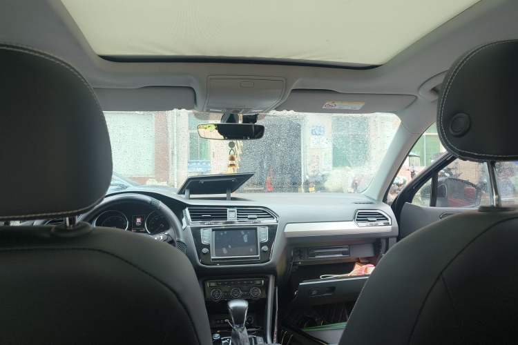 Used Volkswagen Tiguan L 2018 330TSI Automatic Two-Wheel Drive Luxury Edition Headliner