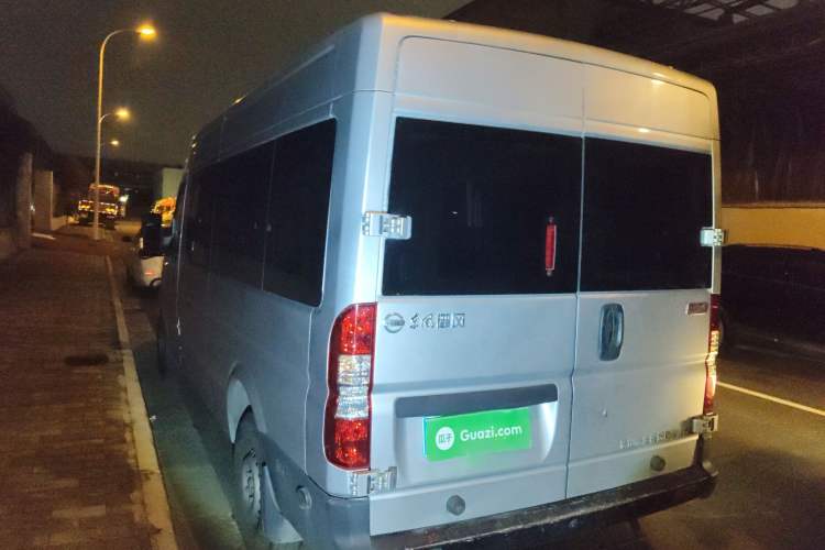 Used Dongfeng Yufeng 2021 2.0T Power King Front-Drive Logistics Vehicle Long Wheelbase Mid-Roof Design 6–9 Seats China VI Emission Standard ZD20