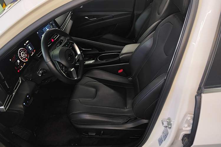 Used Hyundai Elantra 2021 1.5L CVT LUX Prestige Edition
