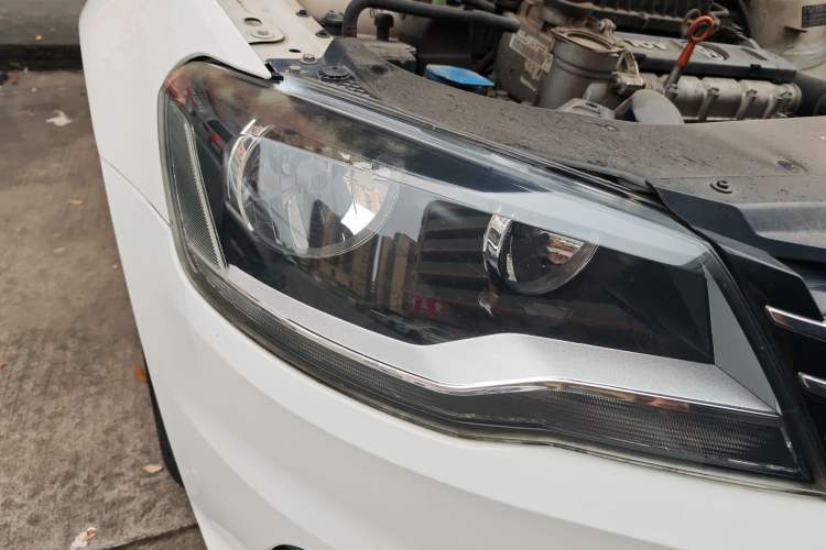 Used Volkswagen Bora 2014 1.6L Automatic Fashion Model Right Front Headlight