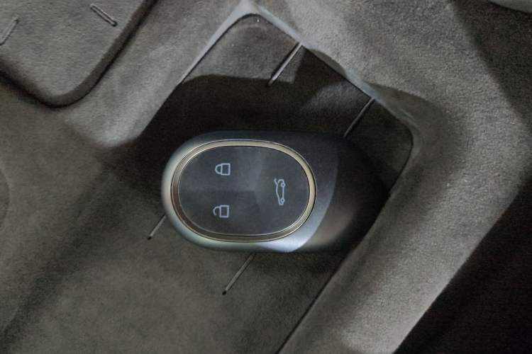 Used Nio ES8 2023 75 kWh Executive Edition Vehicle Key