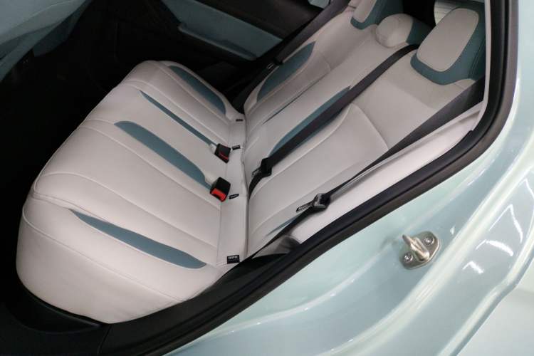 Used Geometry E Firefly 2024 401 km Fluorescent