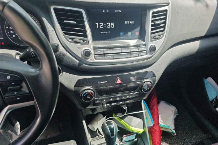 Used Hyundai Tucson 2015 1.6T Dual-Clutch Two-Wheel-Drive Smart Model Audio And AC Panel