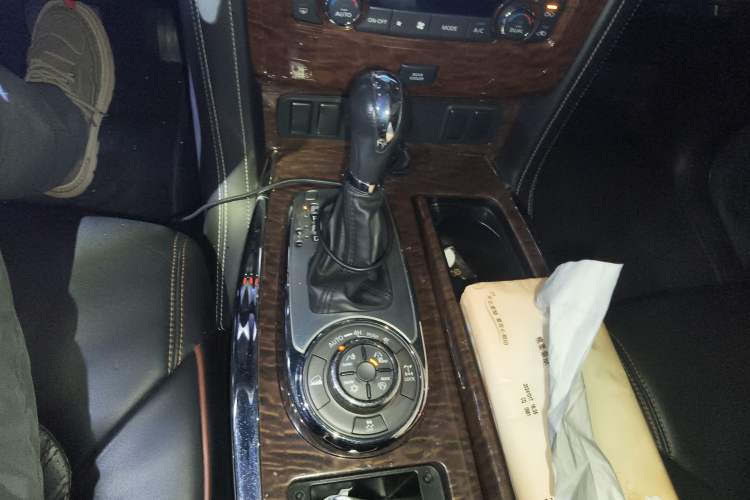 Used Nissan Patrol 2018 4.0L LinkedIn Edition Gear Lever