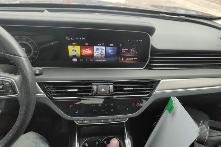 Used Hongqi HS5 2022 Revised Version 2.0T Smart Connect Flagship Edition Audio And AC Panel