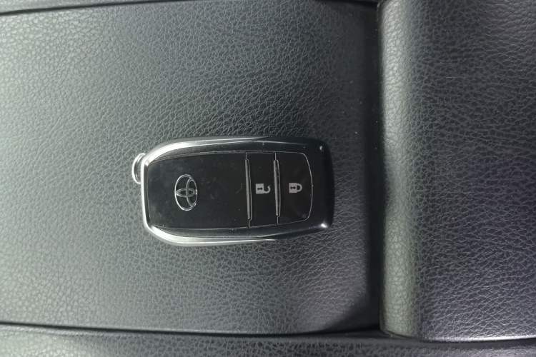 Used Toyota Highlander 2018 2.0T Four-Wheel Drive Prestige Version 7 Seats China V Emission Standard Vehicle Key