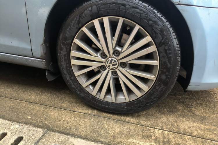 Used Volkswagen Golf 2012 1.4TSI Automatic Luxury Edition Right Front Wheel Hub