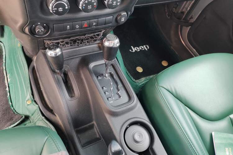 Used Jeep Wrangler 2014 3.0L Sahara Four-Door Edition Gear Lever