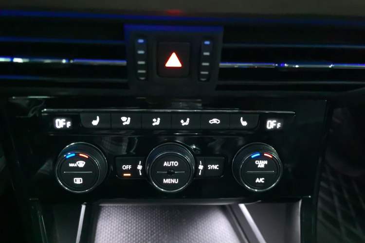 Used Volkswagen Passat New Energy 2019 430 PHEV Hybrid Luxury Edition Audio And AC Panel