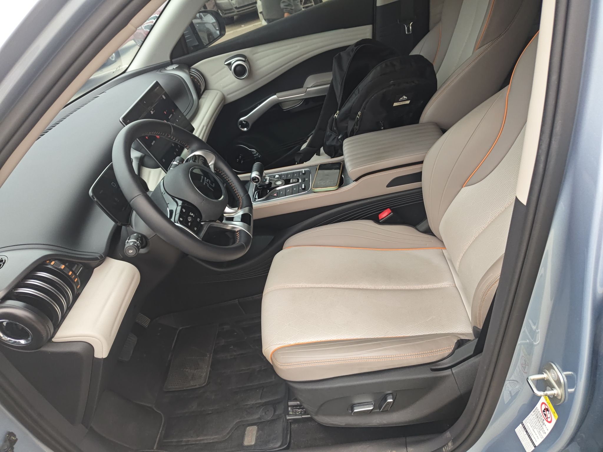 Переднее сиденье в автомобиле