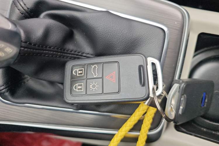 Used Volvo V40 2015 1.6T Zhiyi Edition
