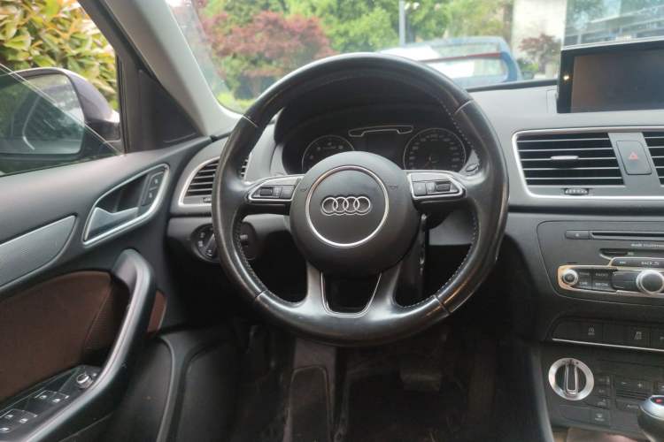 Used Audi Q3 2015 30 TFSI Comfort Model Steering Wheel