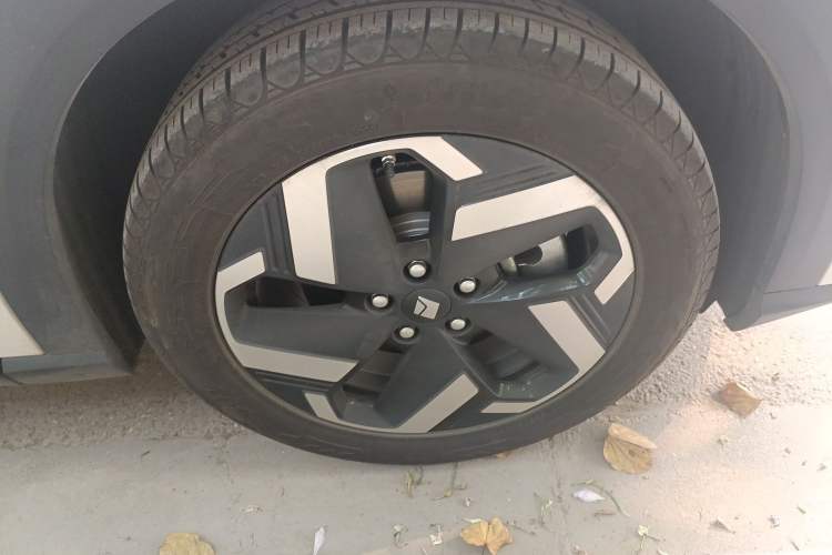 Used Baojun Yunhai 2026 Model 600km Pure Electric Edition Right Front Wheel Hub