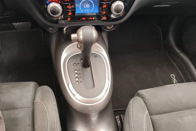 Used Infiniti ESQ 2014 1.6L Spontaneous Edition Gear Lever