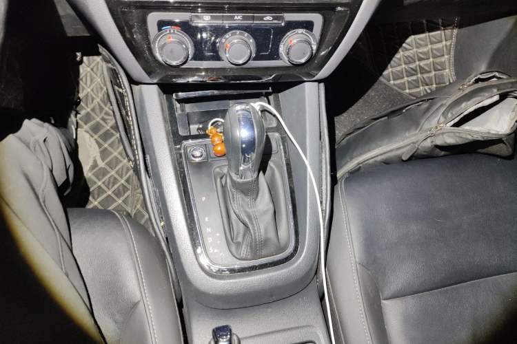 Used Volkswagen Sagitar 2018 280TSI DSG Ignite Edition Gear Lever