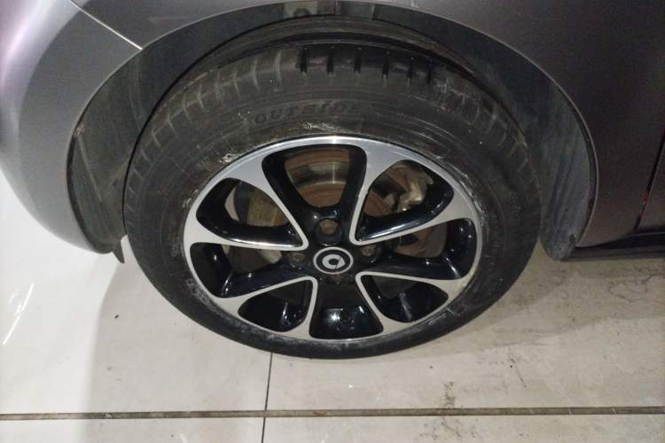 Used smart forfour 2016 1.0L 52 kW Passion Edition Left Front Wheel Hub