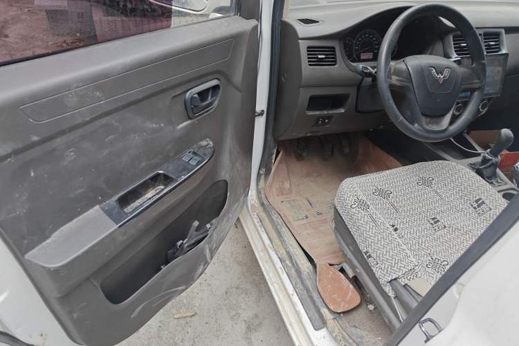 Used Wuling Rongguang V 2016 1.5L Standard Version
