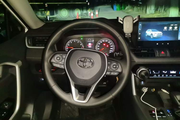 Used Toyota RAV4 2024 2.0L CVT Two-Wheel Drive Urban Edition Steering Wheel