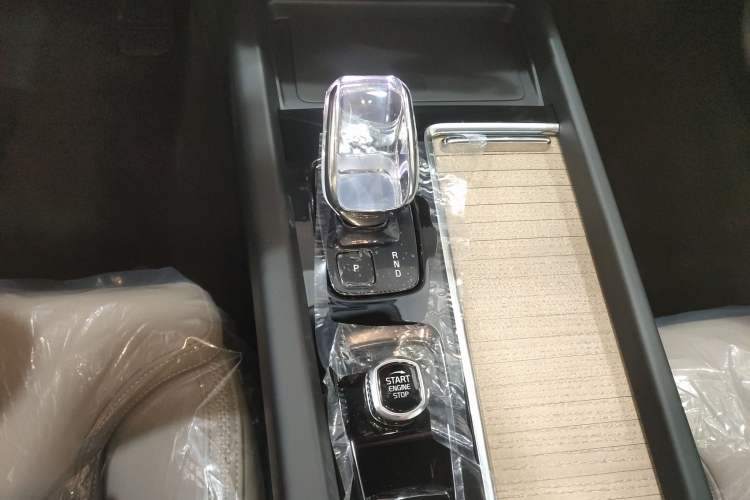 Used Volvo XC60 2026 B5 4x4 Smart Luxury Edition Gear Lever